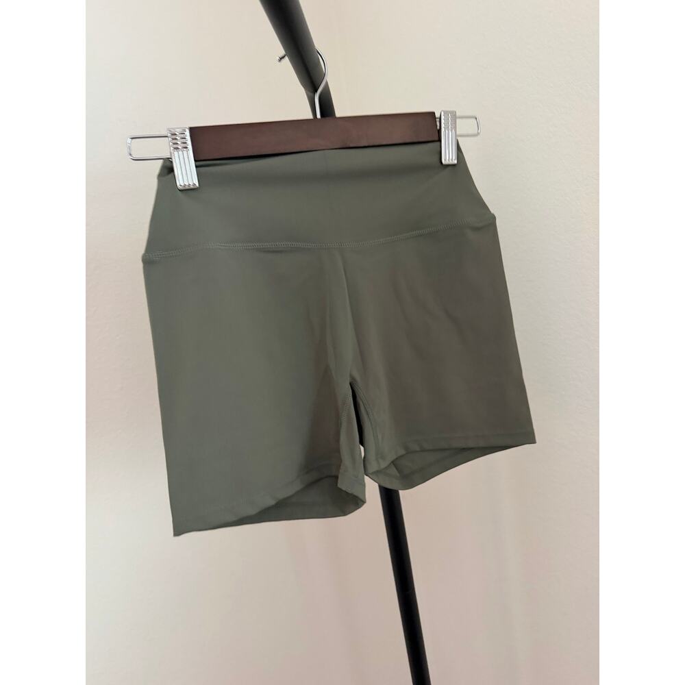 TikTok viral 2 piece olive green shorts T-shirt set sz medium - Picture 4 of 4
